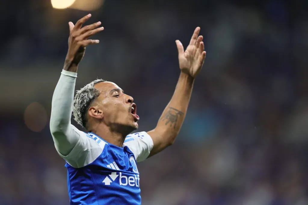 Matheus Pereira comemorando um gol com a camisa do Cruzeiro no Brasileirão de 2025. Foto: Gilson Lobo/AGIF