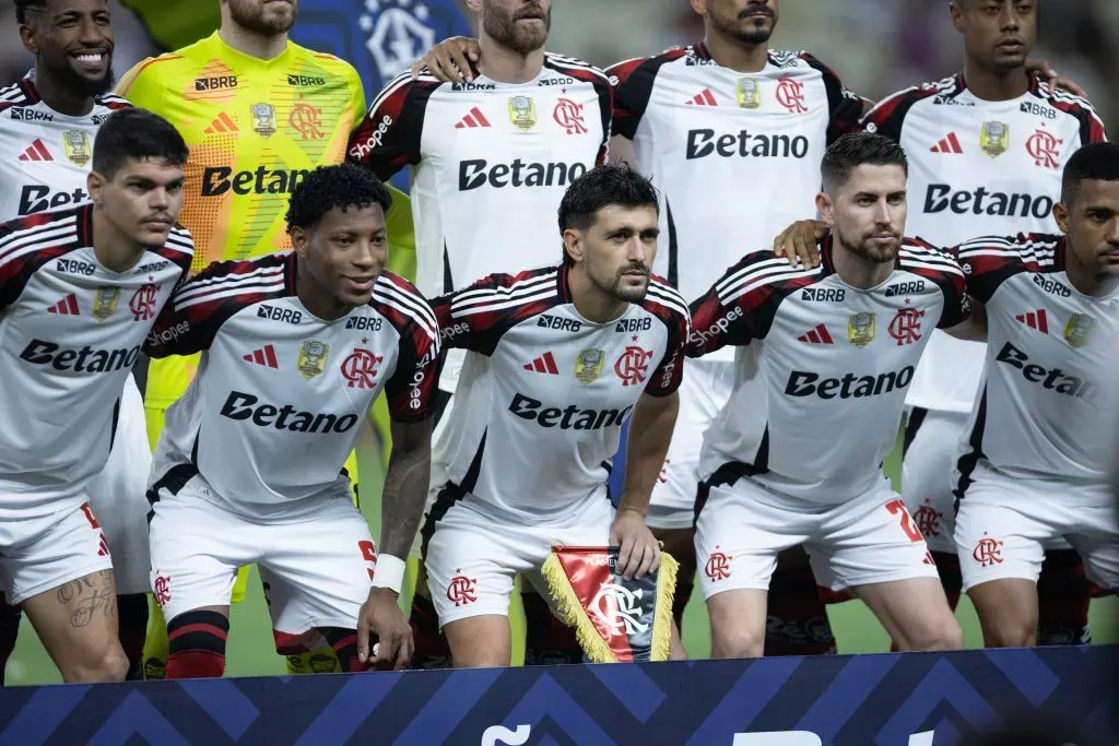 Jogadores do Flamengo posando antes de partida pelo Brasileiro A 2025. Foto: Baggio Rodrigues/AGIF