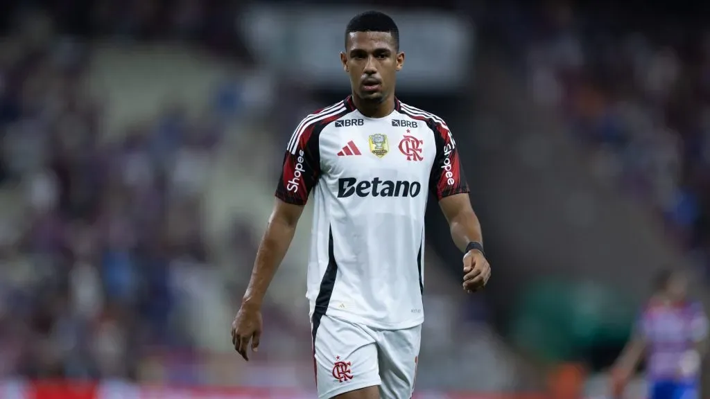 CE – FORTALEZA – 25/10/2025 – BRASILEIRO A 2025, FORTALEZA X FLAMENGO – Samuel Lino jogador do Flamengo durante partida contra o Fortaleza no estadio Arena Castelao pelo campeonato Brasileiro A 2025. Foto: Baggio Rodrigues/AGIF
