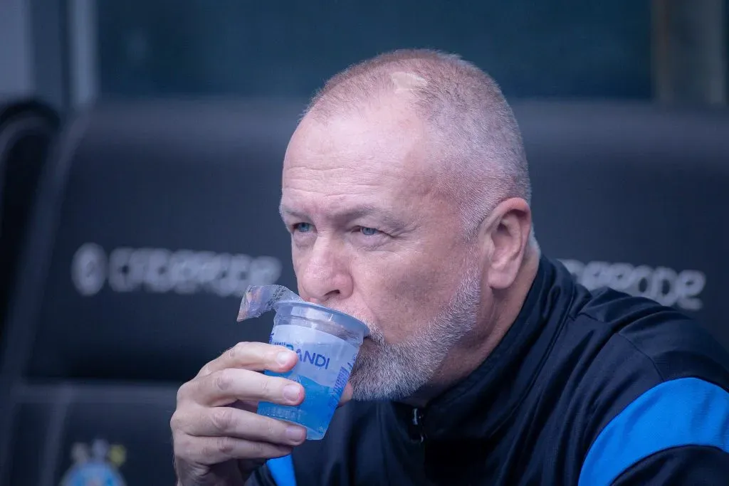 Mano Menezes ajustou a defesa do Grêmio aos poucos. Foto: Maxi Franzoi/AGIF