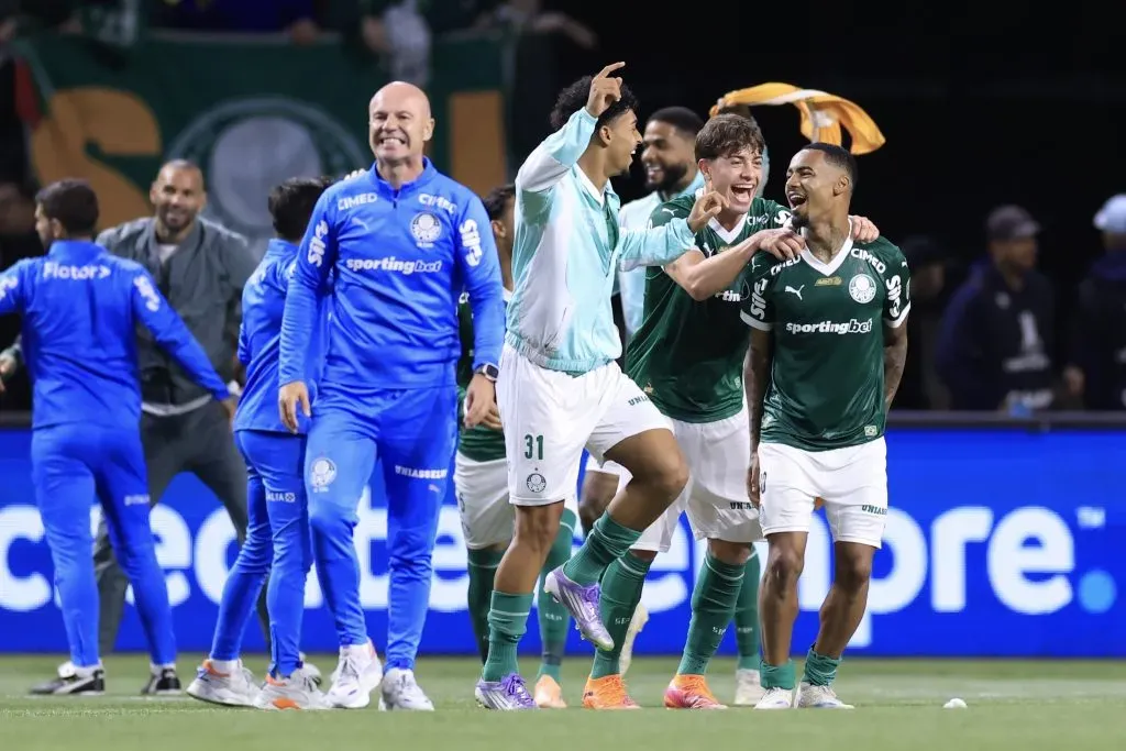 Jogadores do Palmeiras comemoram vitoria ao final da partida contra o LDU no estadio Arena Allianz Parque pelo campeonato Copa Libertadores 2025. Foto: Marcello Zambrana/AGIF