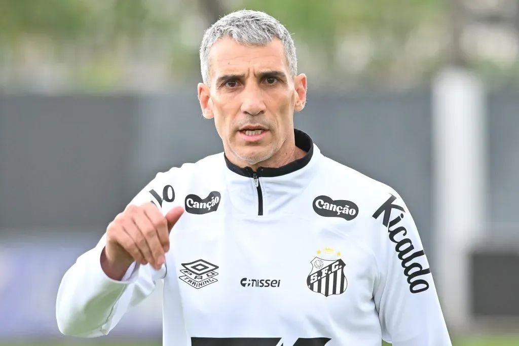 Vojvoda tecnico do Santos durante treino no Centro de Treinamento CT Rei Pele. Foto: Jota Erre/AGIF