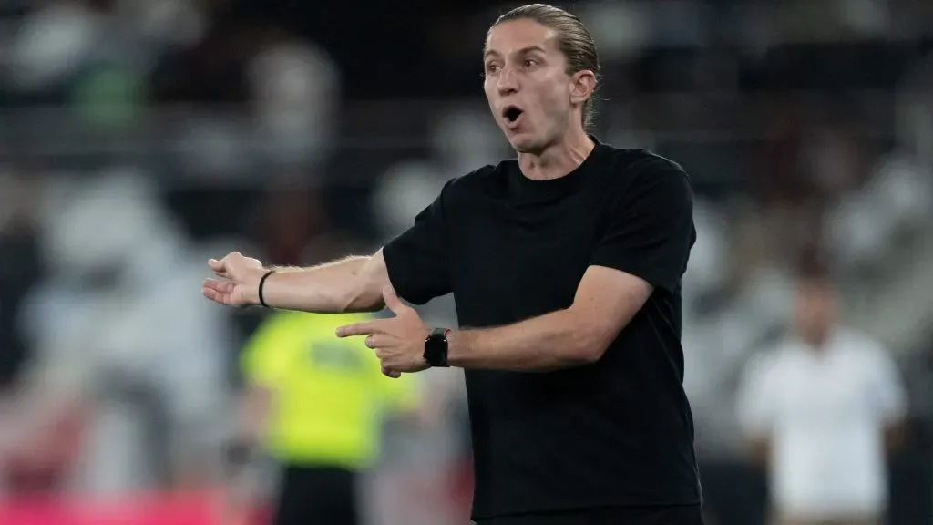 Filipe Luis, técnico do Flamengo, durante partida contra o Botafogo no estadio Engenhao pelo campeonato Brasileiro A 2025. Foto: Jorge Rodrigues/AGIF