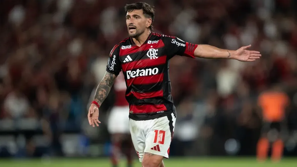 Arrascaeta em ação pelo Flamengo no Maracanã – Foto: Jorge Rodrigues/AGIF