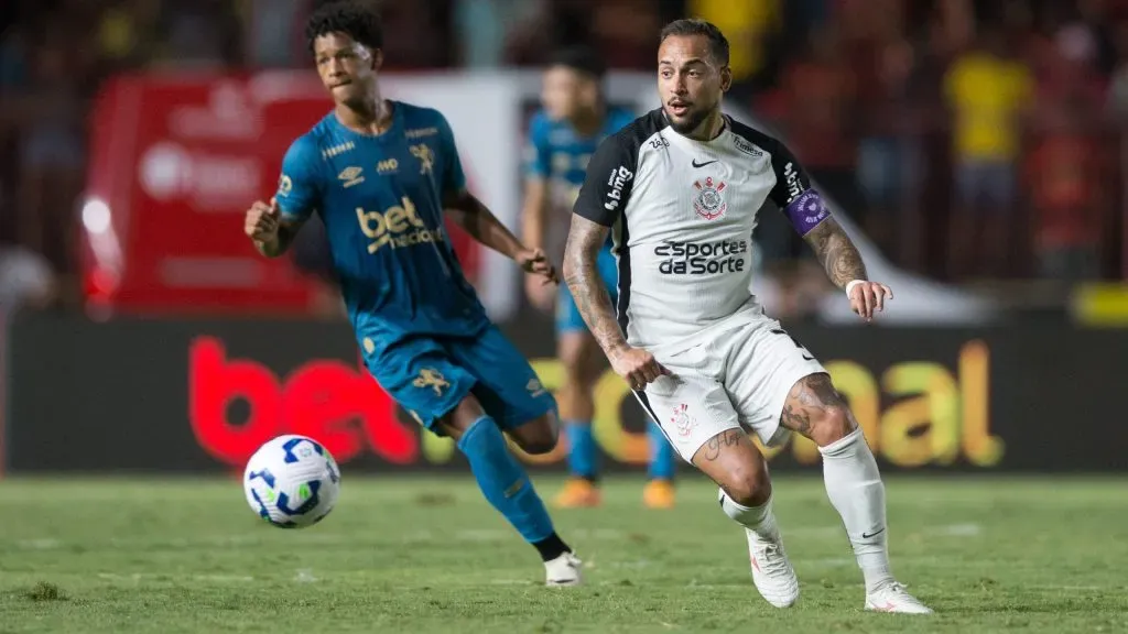 Maycon jogador do Corinthians durante a partida contra o Sport na Ilha do Retiro em Recife (PE), pelo Campeonato Brasileiro A 2025. Foto: Marlon Costa/AGIF