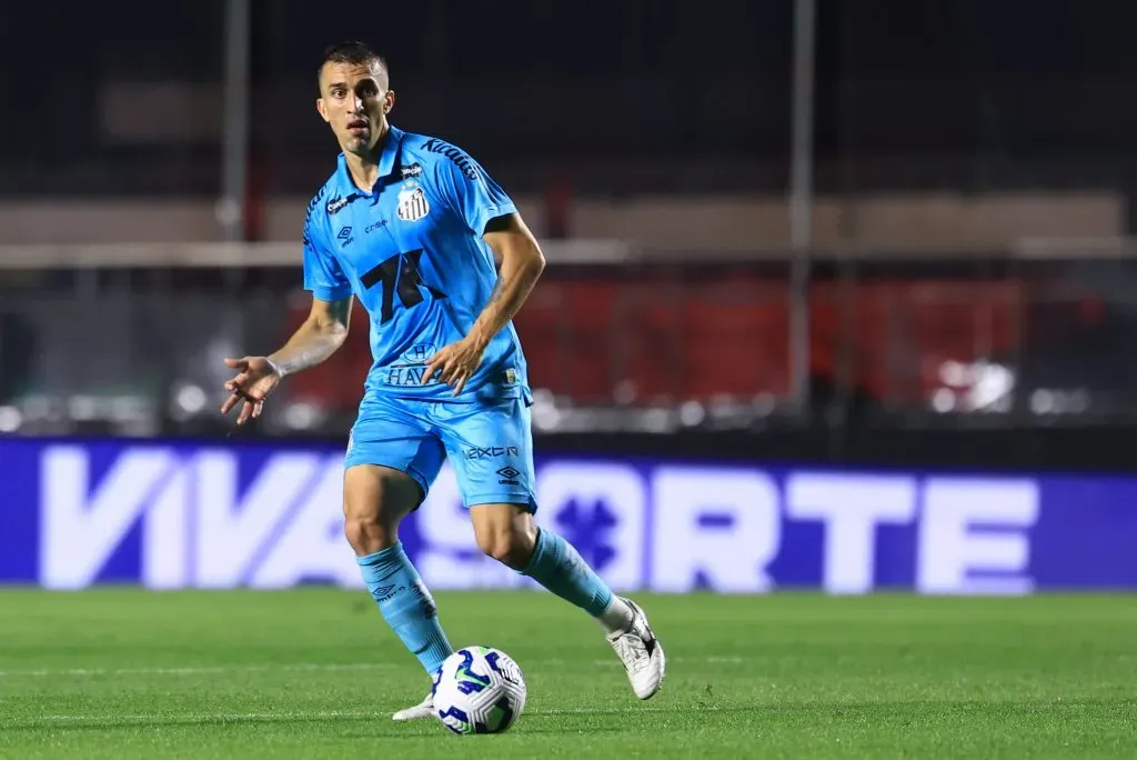 João Schmidt em ação pelo Santos. Foto: Marcello Zambrana/AGIF