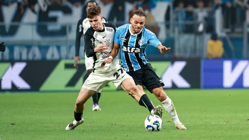 Martin Braithwaite jogador do Gremio disputa lance com Breno Bidon jogador do Corinthians durante partida no estadio Arena do Gremio pelo campeonato Brasileiro A 2025. Foto: Maxi Franzoi/AGIF