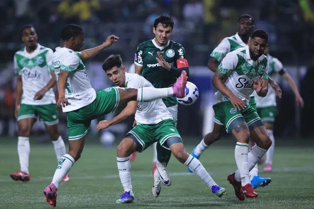 Raphael Veiga jogador do Palmeiras disputa lance com Enio jogador do Juventude – Foto: Ettore Chiereguini/AGIF