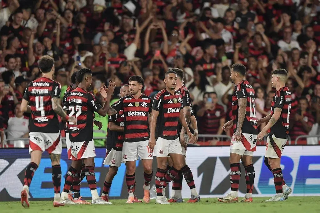 De Arrascaeta, jogador do Flamengo, comemora seu gol com jogadores do seu time durante partida contra o Sport no estadio Maracana pelo campeonato Brasileiro A 2025. Foto: Thiago Ribeiro/AGIF