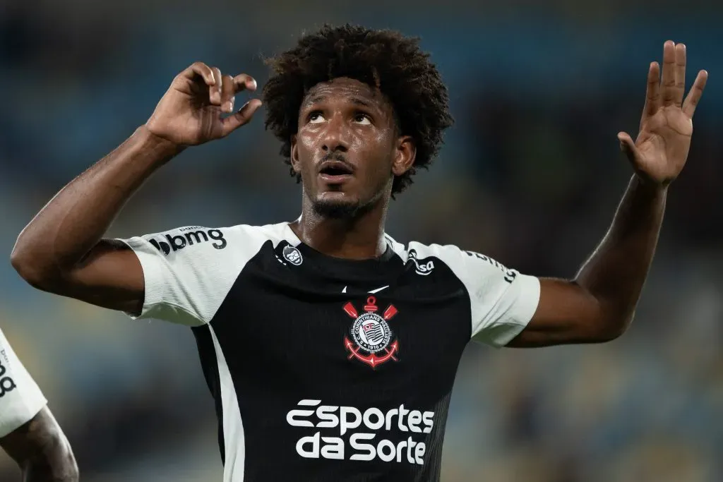 Talles Magno está pendurado com dois cartões amarelos e entra pressionado contra Grêmio – Foto: Jorge Rodrigues/AGIF