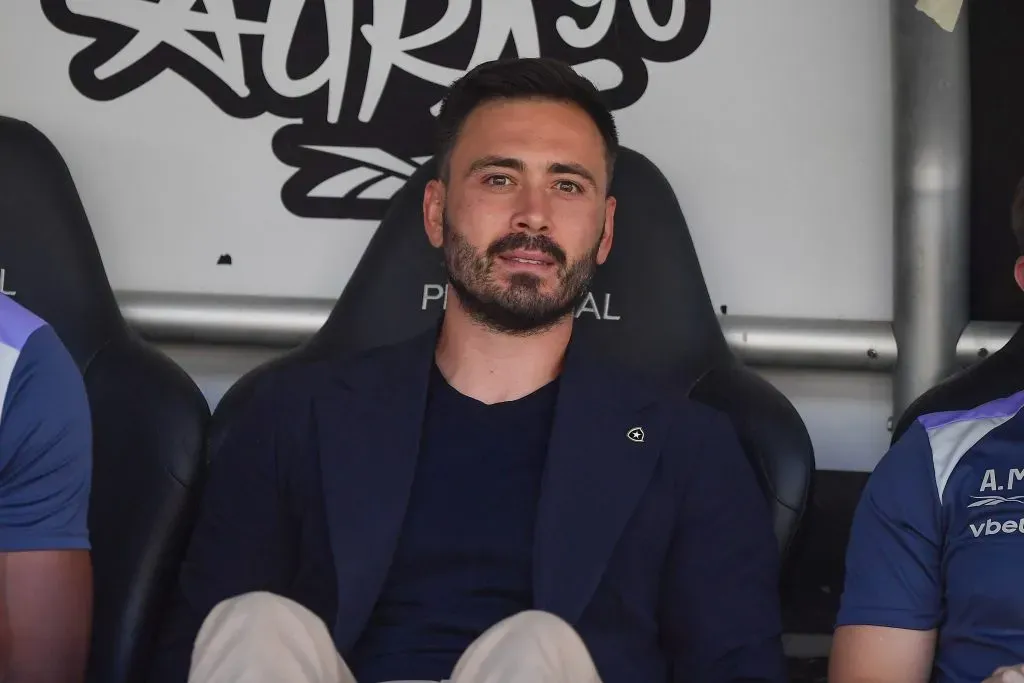 Davide Ancelotti tecnico do Botafogo durante partida contra o Santos no estadio Engenhao pelo campeonato Brasileiro A 2025. Foto: Thiago Ribeiro/AGIF