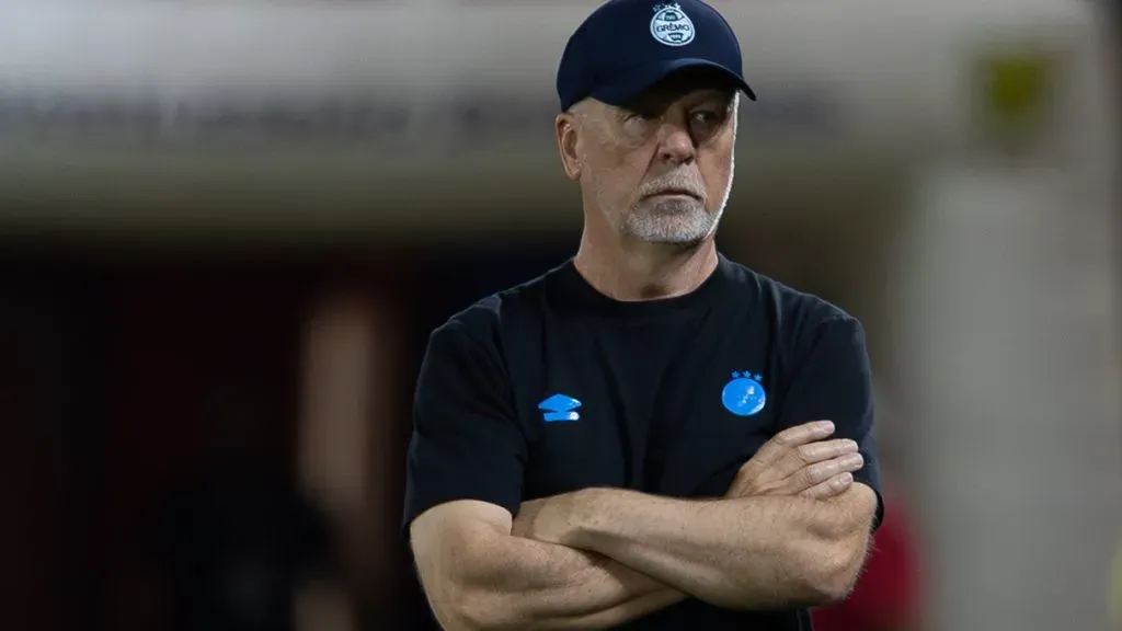 SP – BRAGANCA PAULISTA – 04/10/2025 – BRASILEIRO A 2025, BRAGANTINO X GREMIO – MANO MENEZES tecnico do Bragantino durante partida contra o Gremio no estadio Cicero De Souza Marques pelo campeonato Brasileiro A 2025. Foto: Joisel Amaral/AGIF