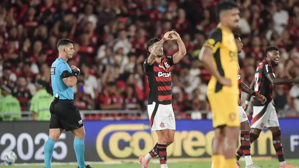 De Arrascaeta jogador do Flamengo comemora seu gol durante partida contra o Sport no estadio Maracana pelo campeonato Brasileiro A 2025. Foto: Thiago Ribeiro/AGIF