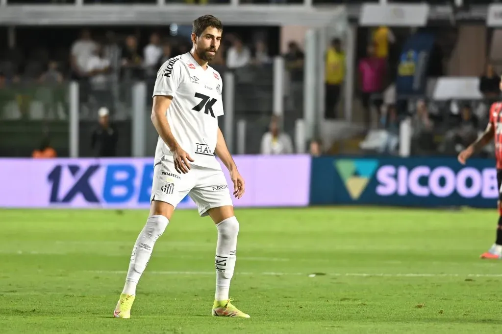Luan Peres durante partida pelo Santos. Foto: Jota Erre/AGIF
