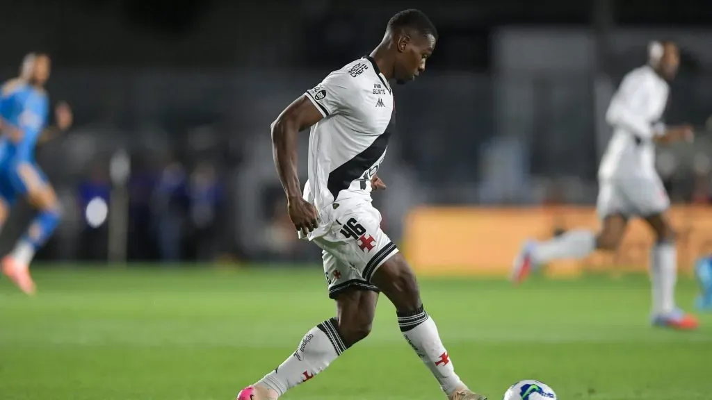 Cuesta liga alerta nos bastidores do Vasco após derrota – Foto: Thiago Ribeiro/AGIF