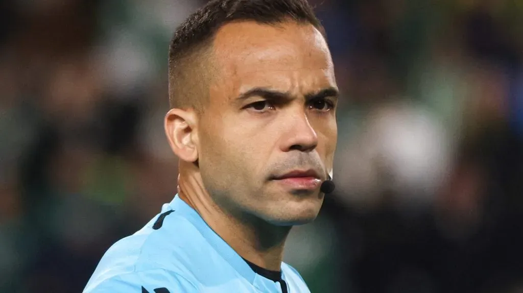 Árbitro Alex Gomes Stefano. Foto: Robson Mafra/AGIF