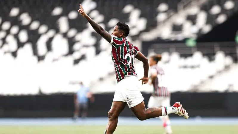 Jogadora do Fluminense celebra gol no Carioca Feminino