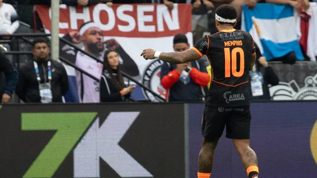 Memphis Depay comemora seu gol durante partida contra o Gremio. Foto: Joisel Amaral/AGIF