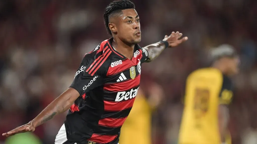 Bruno Henrique comemorando pelo Flamengo no Maracanã – Foto: Thiago Ribeiro/AGIF