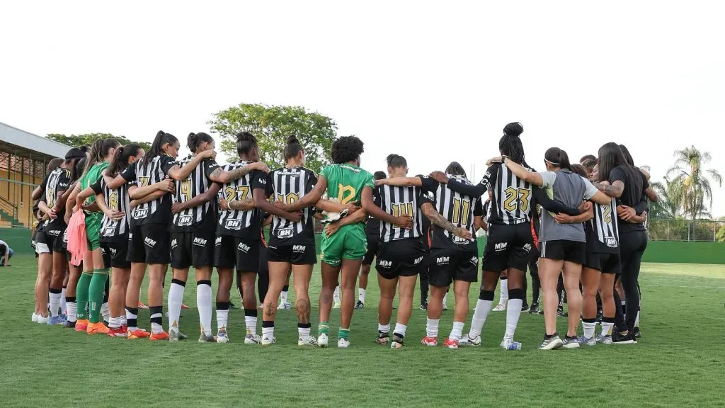 Time feminino do Atlético em campo