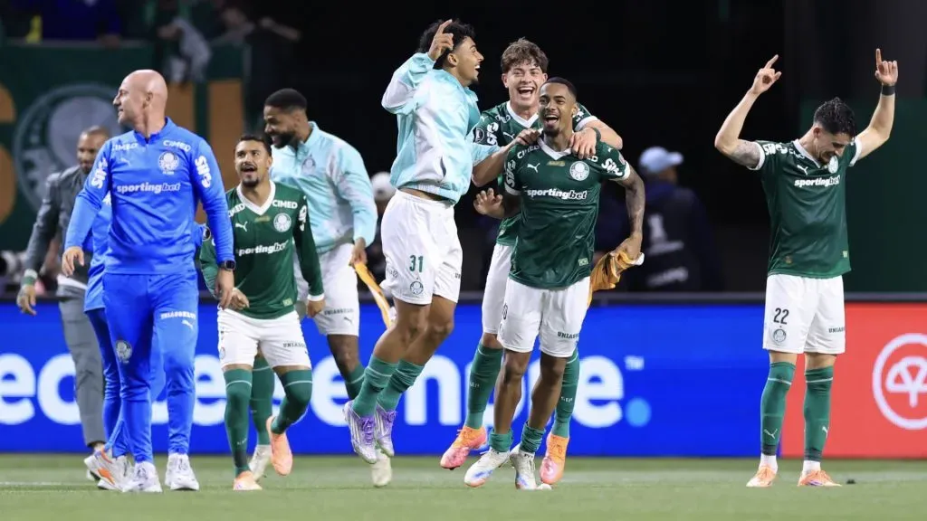 Jogadores do Palmeiras comemorando após a vitória contra a LDU – Foto: Marcello Zambrana/AGIF