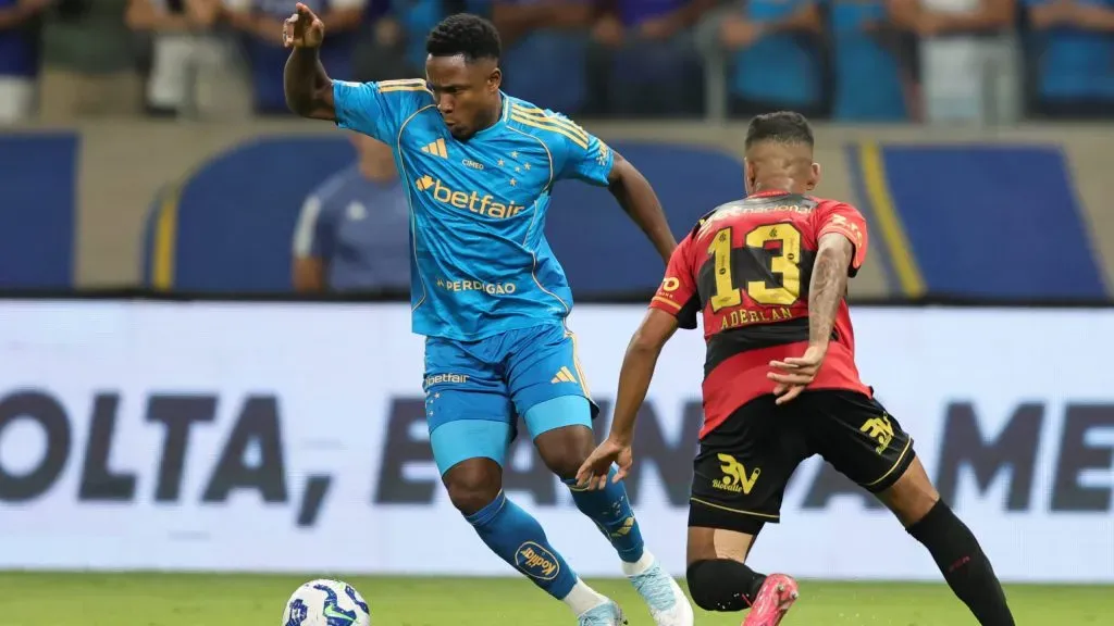 MG – BELO HORIZONTE – 05/10/2025 – BRASILEIRO A 2025, CRUZEIRO X SPORT – Sinisterra jogador do Cruzeiro durante partida contra o Sport no estadio Mineirao pelo campeonato Brasileiro A 2025. Foto: Gilson Lobo/AGIF