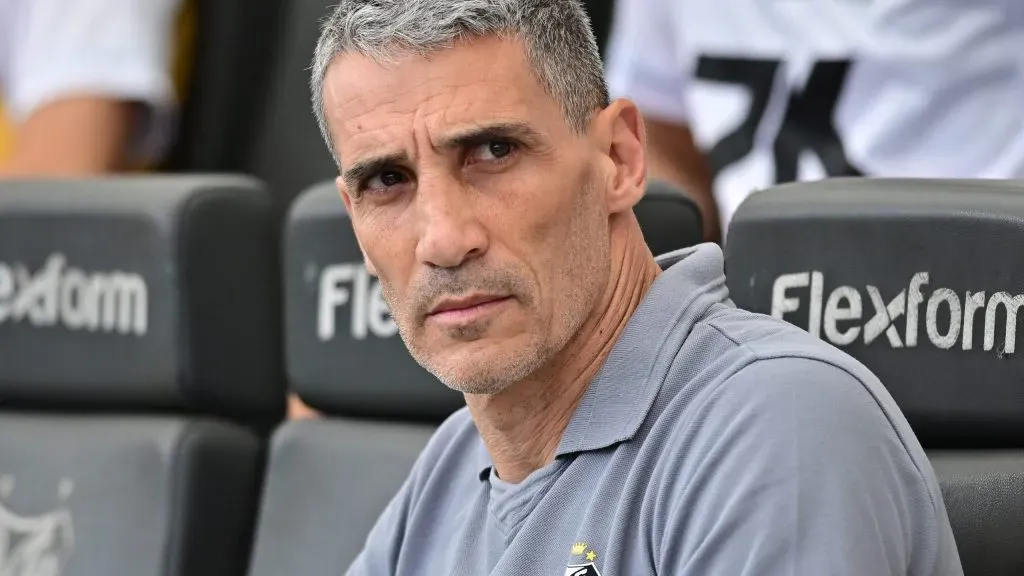 SP – SANTOS – 01/11/2025 – BRASILEIRO A 2025, SANTOS X FORTALEZA – Juan Pablo Vojvoda tecnico do Santos durante partida contra o Fortaleza no estadio Vila Belmiro pelo campeonato Brasileiro A 2025. Foto: Jota Erre/AGIF