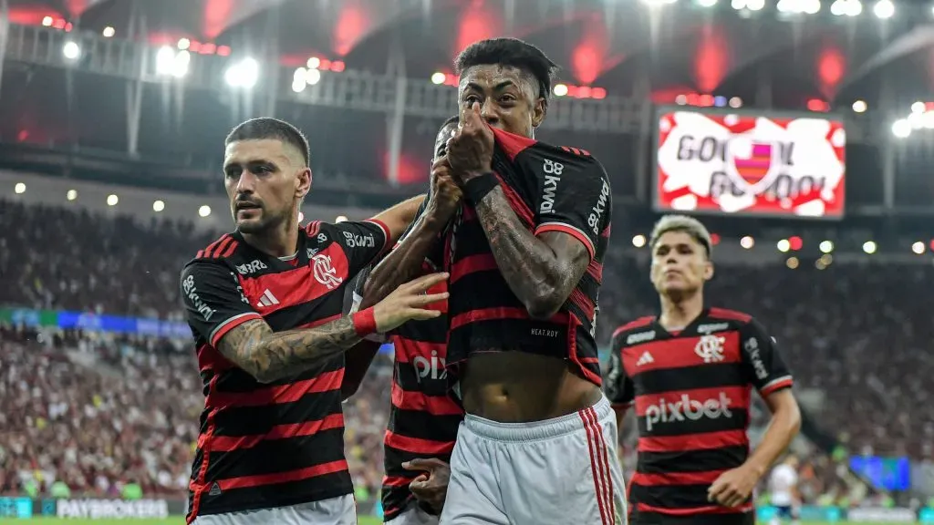 RJ – RIO DE JANEIRO – 12/09/2024 – COPA DO BRASIL 2024, FLAMENGO X BAHIA – Arrascaeta jogador do Flamengo comemora seu gol com Bruno Henrique jogador da sua equipe durante partida contra o Bahia no estadio Maracana pelo campeonato Copa Do Brasil 2024. Foto: Thiago Ribeiro/AGIF