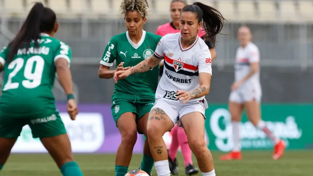 Jogadoras do São Paulo e Palmeiras em campo pelo Paulistão Feminino 2025