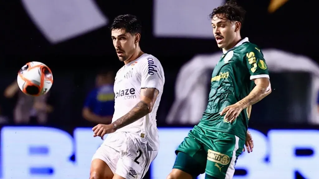João Basso jogador do Santos disputa lance com jogador do Palmeiras durante partida no estadio Vila Belmiro pelo campeonato Paulista 2025. Foto: Marcello Zambrana/AGIF