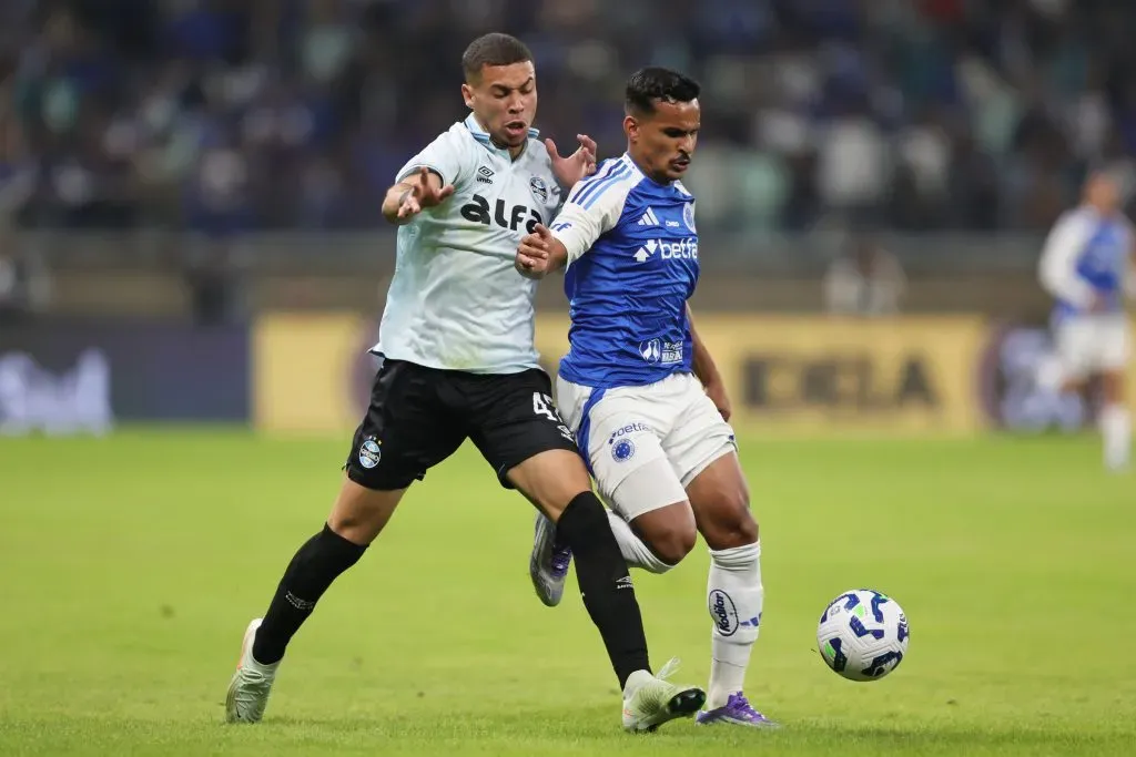 – Kaiki jogador do Cruzeiro disputa lance com Alysson jogador do Gremio durante partida no estadio Mineirao pelo campeonato Brasileiro A 2025. Foto: Gilson Lobo/AGIF