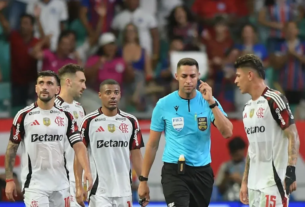 árbitro durante o jogo entre Bahia e Flamengo. Foto: Jhony Pinho/AGIF