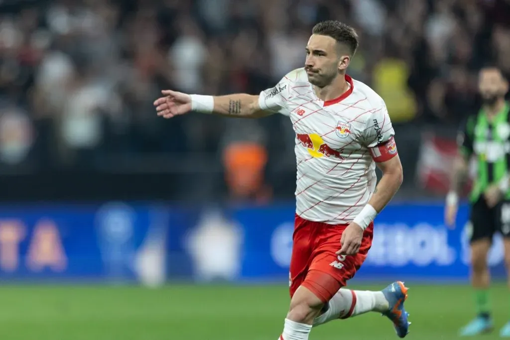 Léo Ortiz atuando pelo Bragantino comemora seu gol durante partida contra o America-MG pelo campeonato Copa Sul-Americana 2023. Foto: Diogo Reis/AGIF