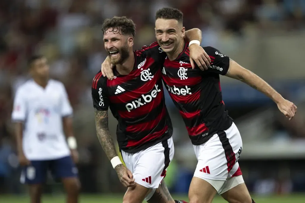 Léo Ortiz jogador do Flamengo comemora seu gol com Leo Pereira jogador da sua equipe – Foto: Jorge Rodrigues/AGIF