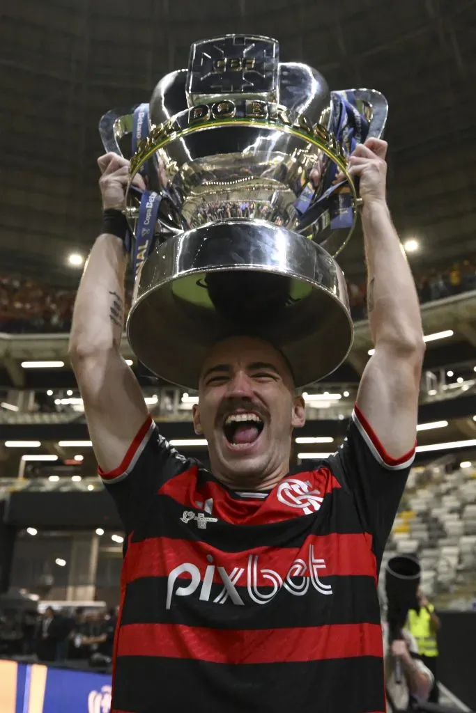 Léo Ortiz do Flamengo segurando a taça da Copa do Brasil após vencer o Atlético-MG – (Photo by Pedro Vilela/Getty Images)