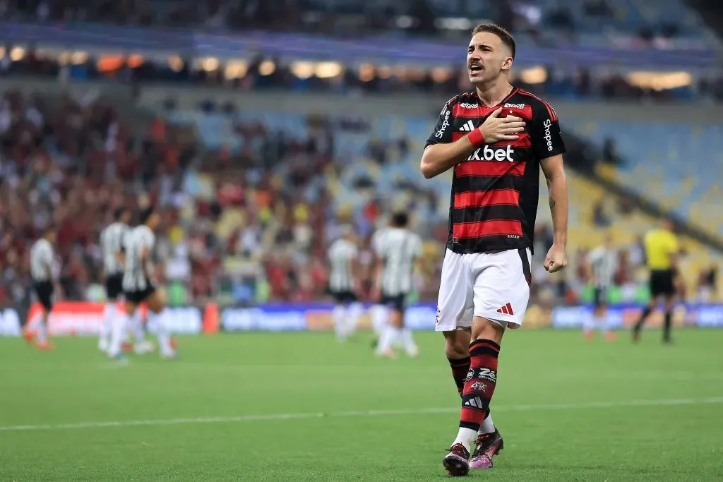 Léo Ortiz do Flamengo comemora seu gol pelo Campeonato Carioca 2025 diante do Botafogo – (Photo by Buda Mendes/Getty Images)