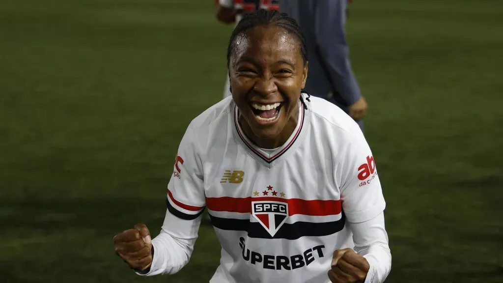 Robinha, meia do São Paulo, em duelo pela Copa do Brasil Feminina