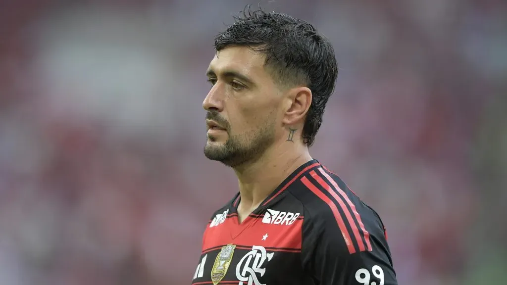 Arrascaeta está pendurado com dois cartões amarelos – Foto: Thiago Ribeiro/AGIF