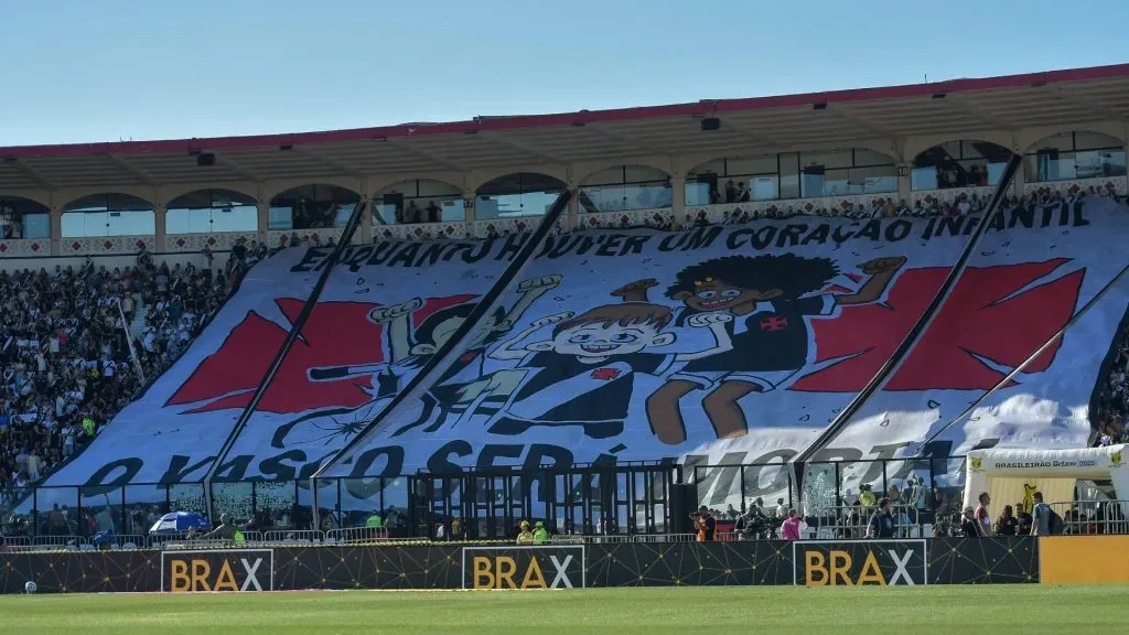 Torcedores do Vasco durante partida do Brasileirão Betano – Foto: Thiago Ribeiro/AGIF