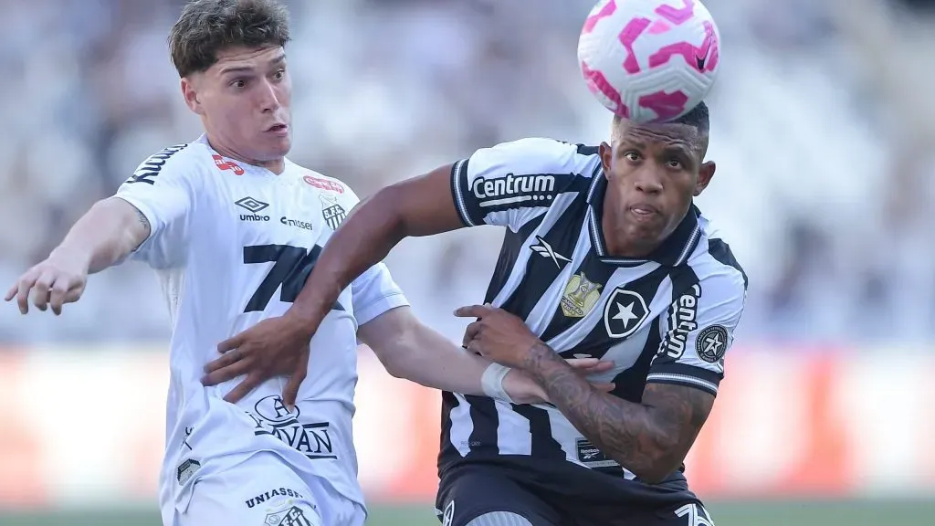 RJ – RIO DE JANEIRO – 26/10/2025 – BRASILEIRO A 2025, BOTAFOGO X SANTOS – Danilo jogador do Botafogo disputa lance com Rollheiser jogador do Santos durante partida no estadio Engenhao pelo campeonato Brasileiro A 2025. Foto: Thiago Ribeiro/AGIF