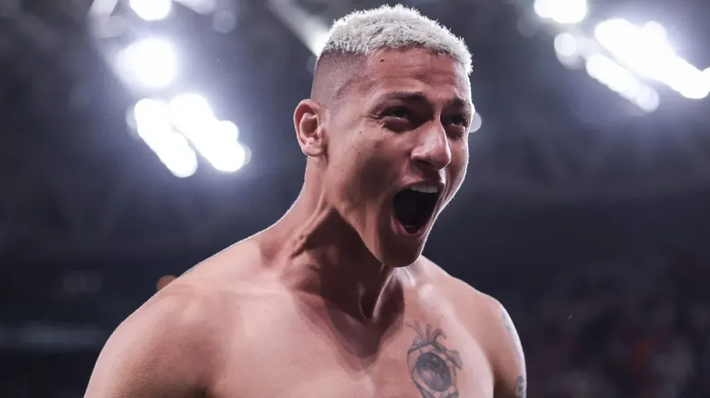 Foto: Ryan Pierse/Getty Images – Richarlison em ação com a camisa do Tottenham.