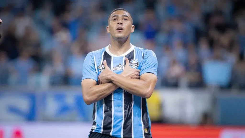 Carlos Vinicius jogador do Gremio comemora seu gol durante partida contra o Sao Paulo no estadio Arena do Gremio pelo campeonato Brasileiro A 2025. Foto: Maxi Franzoi/AGIF