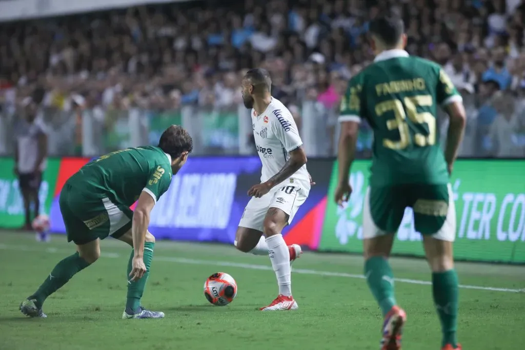 Guilherme jogador do Santos durante partida contra o Palmeiras no estadio Vila Belmiro pelo campeonato Paulista 2025. Foto: Reinaldo Campos/AGIF