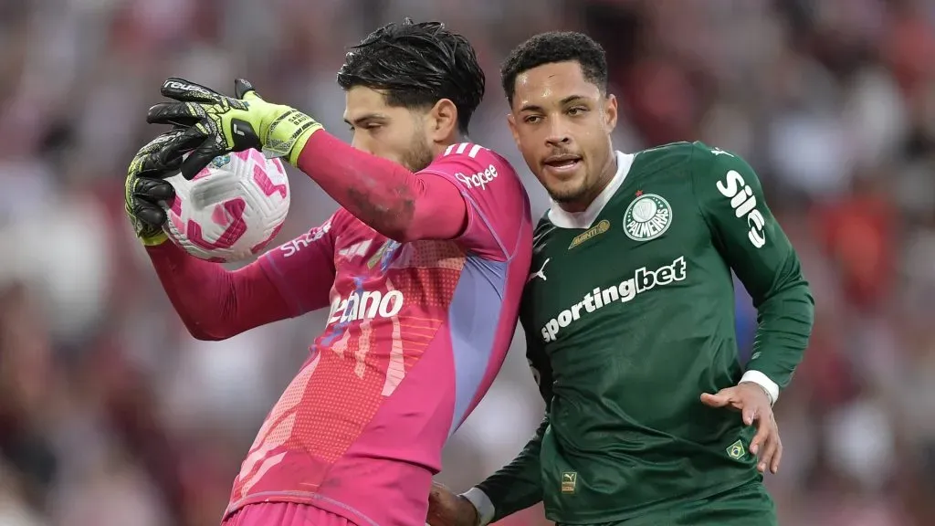 Vitor Roque e Rossi. Foto: Thiago Ribeiro/AGIF