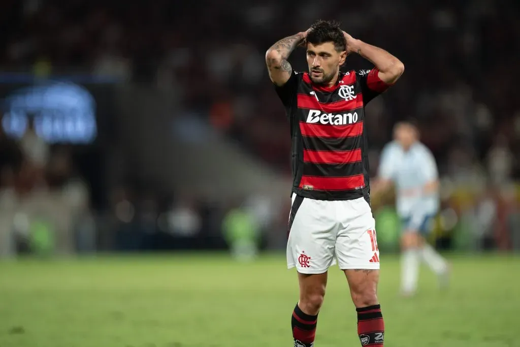 RJ – RIO DE JANEIRO – 22/10/2025 – COPA LIBERTADORES 2025, FLAMENGO X RACING – De Arrascaeta jogador do Flamengo lamenta durante partida contra o Racing no estadio Maracana pelo campeonato Copa Libertadores 2025. Foto: Jorge Rodrigues/AGIF