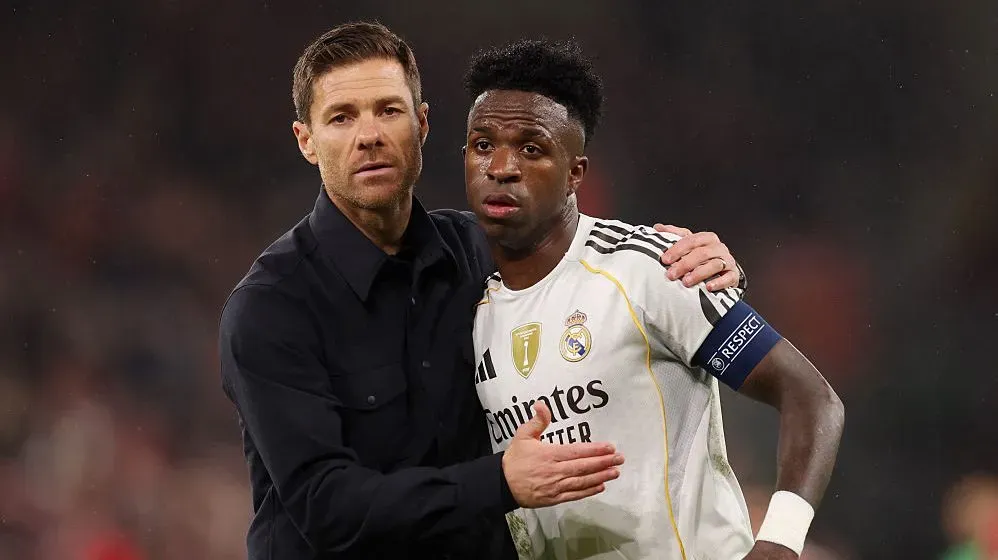 Xabi Alonso e Vini Jr. no Real. Foto: Carl Recine/Getty Images