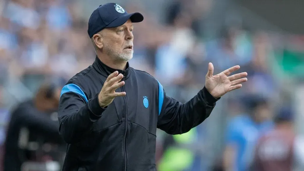 Mano Menezes, técnico do Grêmio, durante partida contra o Mirassol no estadio Arena do Gremio pelo campeonato Brasileiro A 2025. Foto: Liamara Polli/AGIF