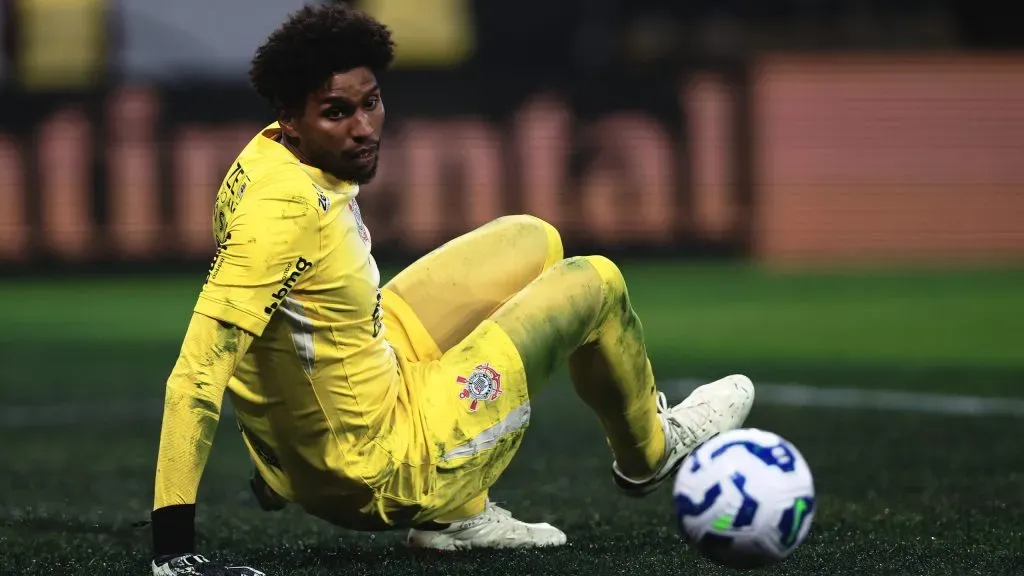 Hugo Souza não deve sair do Corinthians - Foto: Ettore Chiereguini/AGIF.