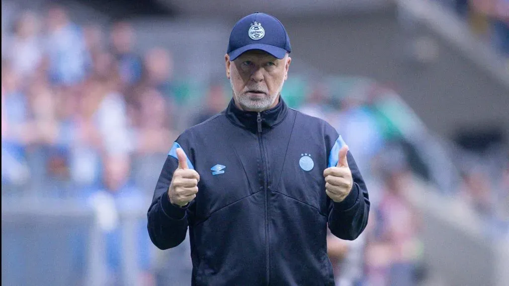 Mano Menezes aguarda volta de experiente lateral-direito para sanar problema no setor – Foto: Maxi Franzoi/AGIF.