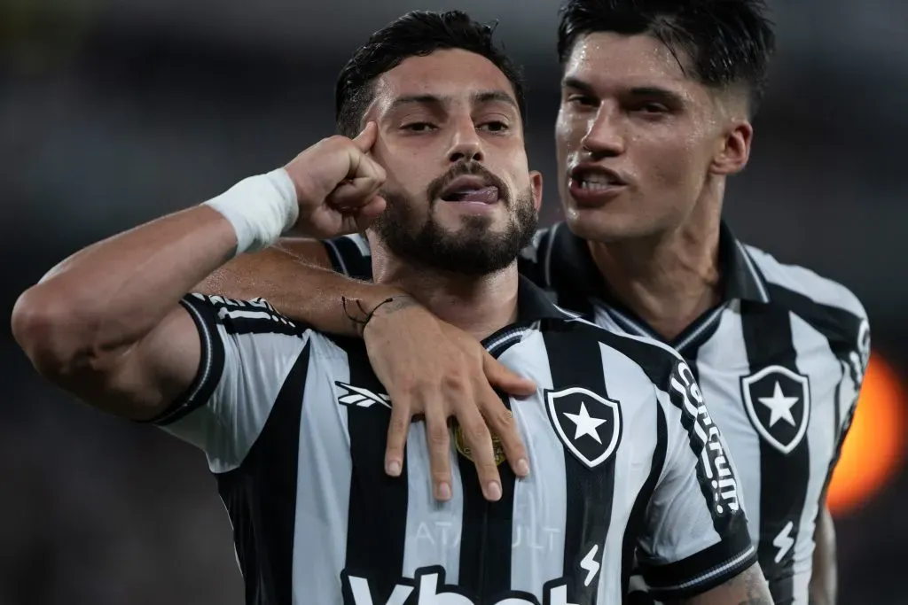 Alex Telles jogador do Botafogo comemora seu gol com Joaquin Correa jogador da sua equipe durante partida contra o Vasco no estadio Engenhao pelo campeonato Brasileiro A 2025. Foto: Jorge Rodrigues/AGIF